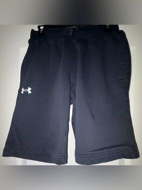 MENS FLEECE UNDER ARMOUR SHORTS
SIZE MEDIUM
EXCELLENT CONDITION